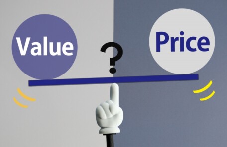 天秤に乗った「Value（価値）」と「Price（価格）」を指一本で支え、そのバランスを問うクエスチョンマークが描かれたイメージ画像。