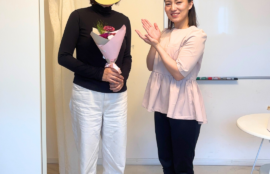 ダイエットに成功し、明るい日差しの中で自信に満ちた笑顔を見せる40代後半の日本人女性。更年期の悩みから卒業し、健康的な体型を取り戻した喜びを表現したイメージ。