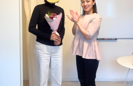 ダイエットに成功し、明るい日差しの中で自信に満ちた笑顔を見せる40代後半の日本人女性。更年期の悩みから卒業し、健康的な体型を取り戻した喜びを表現したイメージ。