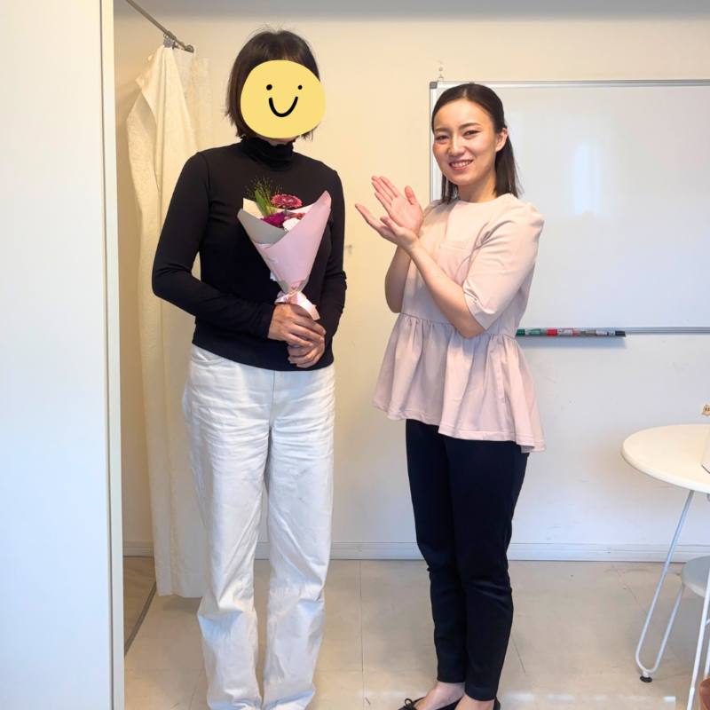 ダイエットに成功し、明るい日差しの中で自信に満ちた笑顔を見せる40代後半の日本人女性。更年期の悩みから卒業し、健康的な体型を取り戻した喜びを表現したイメージ。