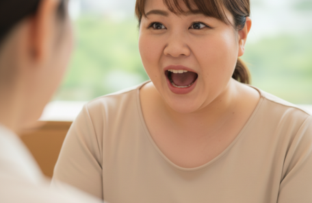 ダイエットのカウンセリングで、必死な表情で「やります！」と決意を伝える太った日本人女性のアップ。切実な想いと入会の意志が伝わる表情。