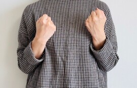 産後ダイエットを決意し、ガッツポーズでやる気を表現する女性。福岡市東区の痩身ダイエット専門店ニドムで理想の体型を取り戻すイメージ。