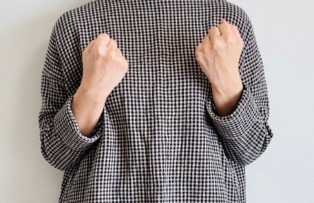 産後ダイエットを決意し、ガッツポーズでやる気を表現する女性。福岡市東区の痩身ダイエット専門店ニドムで理想の体型を取り戻すイメージ。